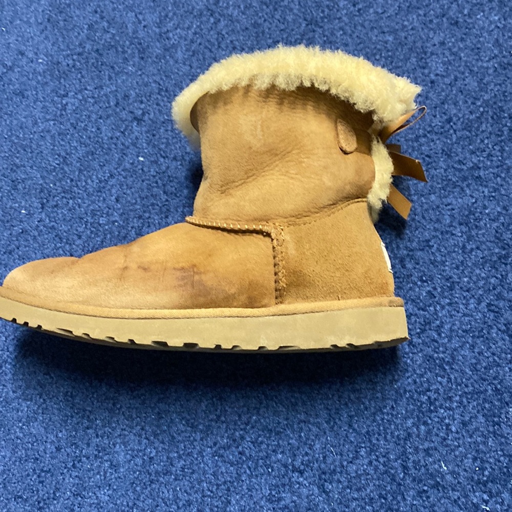 Ugg shorty bow boots some staining on the front could be removed